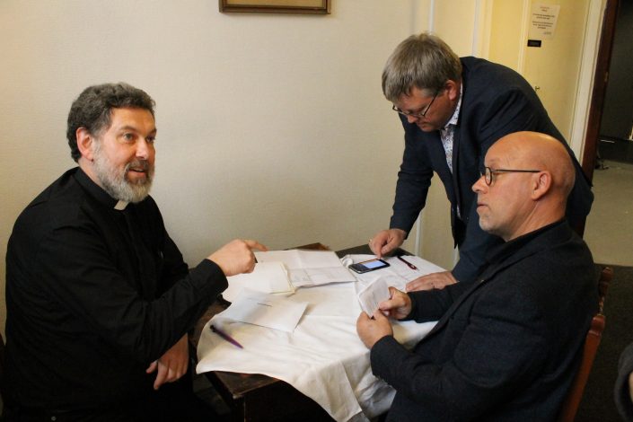 Landsmøde 2017 Offergave tælles Foto Anne Thompson