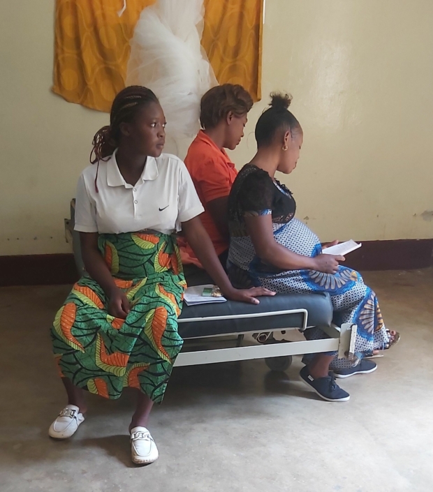 Tre kvinder venter på fødeklinikken