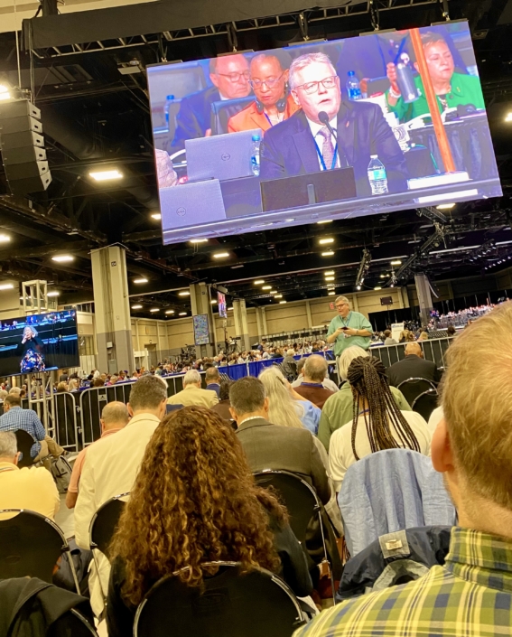 Biskop Chr. Alsted leder konferencen med stort overskud.